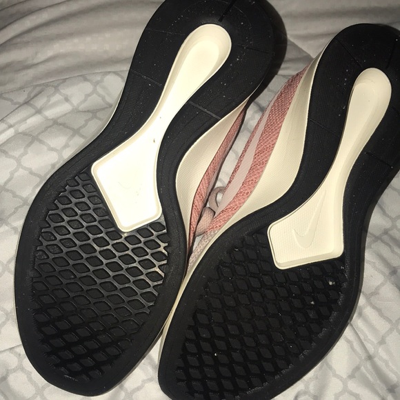 Woman’s 6.5 Nike sneakers - Picture 6 of 7